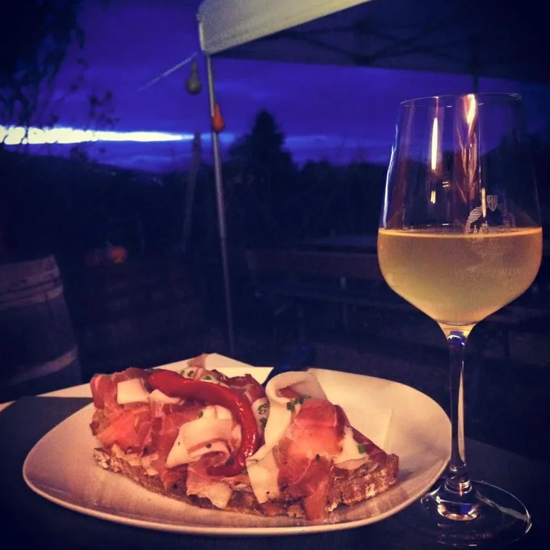 Schinkenbrot und ein Glas Wein am Abend unter dem Zeltdach