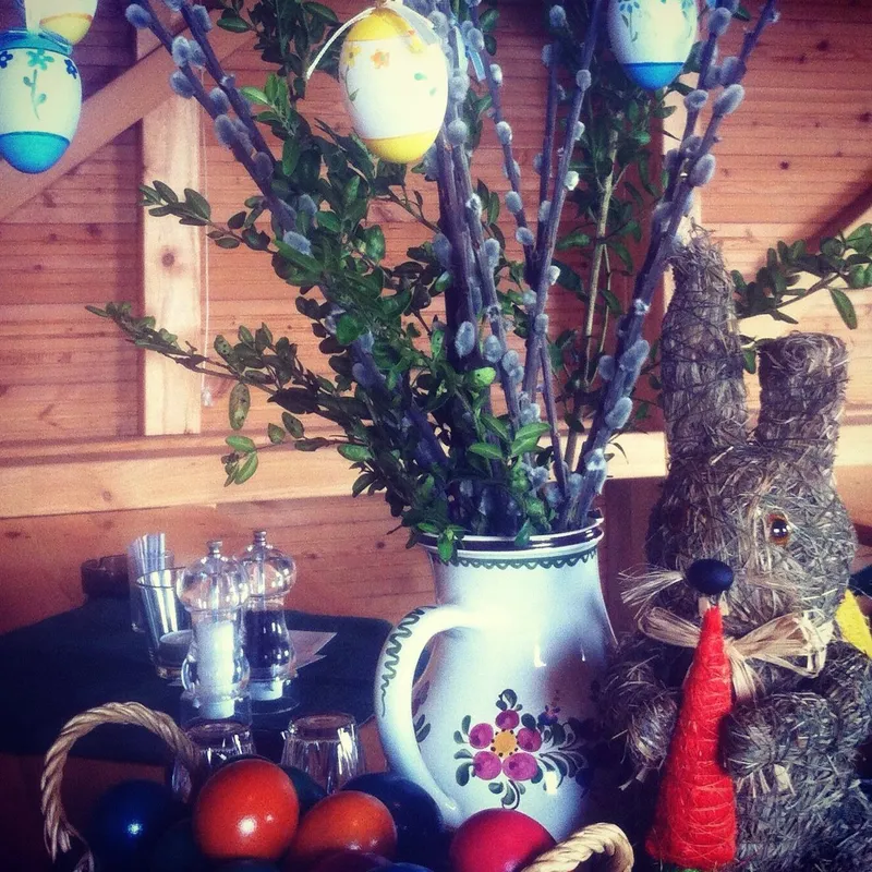 Osterstrauß mit Palmkätzchen und ein Strohhase in der Buschenschank
